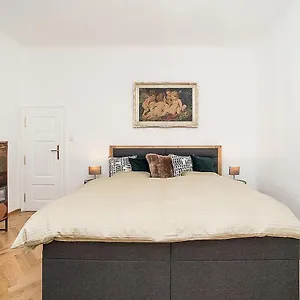 Apartment Newly Renovated 1-bed At Charles Bridge, Prag